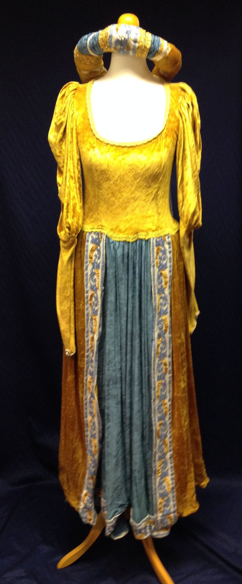 Medieval Lady in yellow (£45.00 HIRE ONLY)