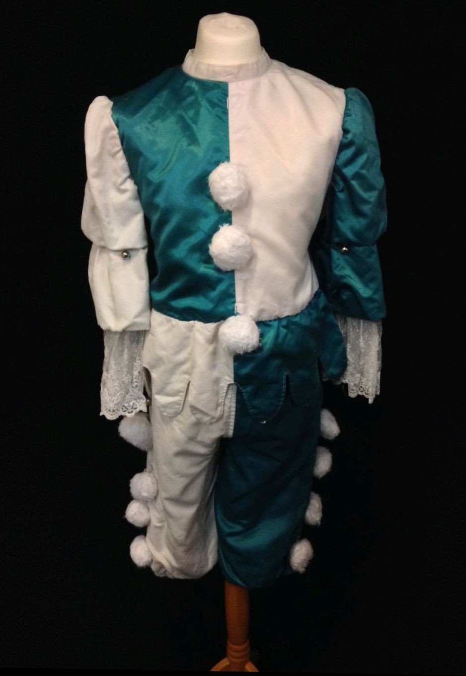 JESTER WHITE AND GREEN (£60.00 HIRE ONLY)