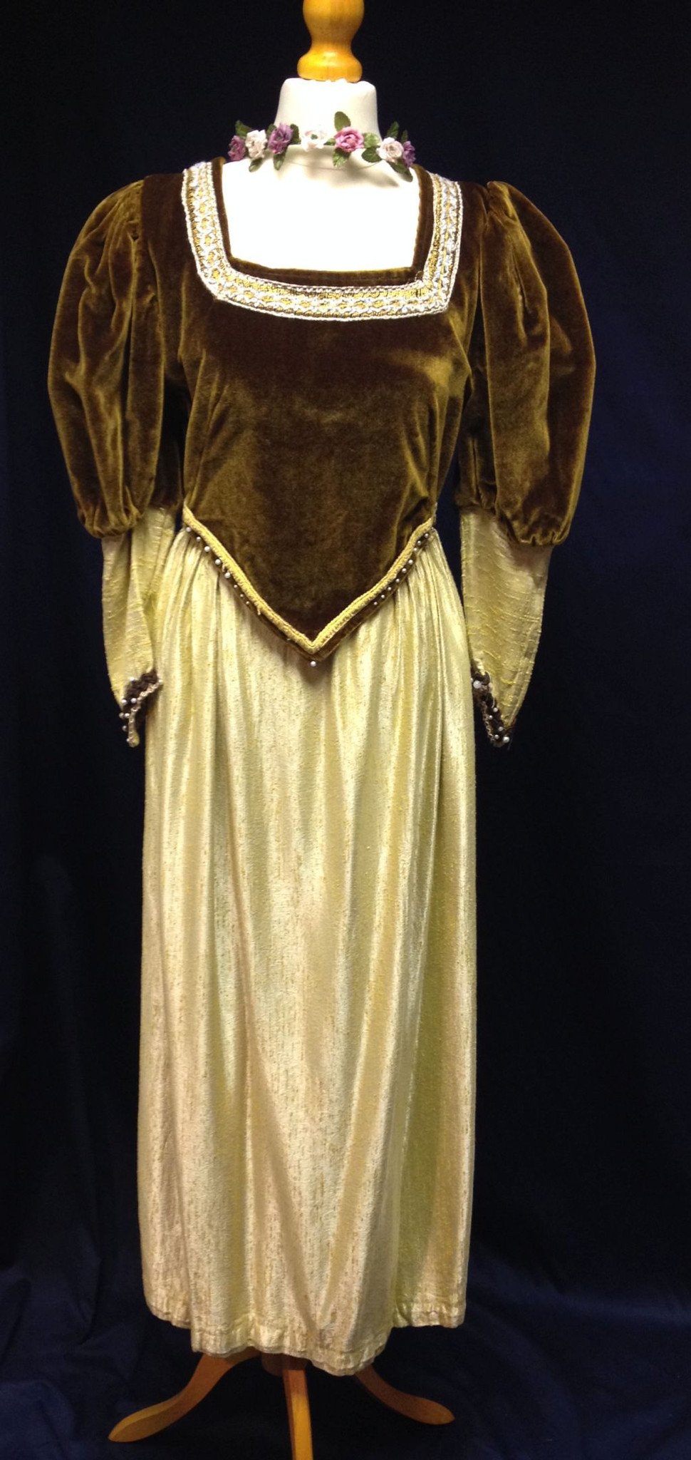 Medieval Lady In Waiting (£50.00 HIRE ONLY)