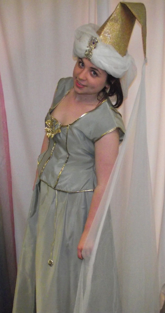 MEDIEVAL PALE GREEN QUEEN (£60.00 HIRE ONLY)